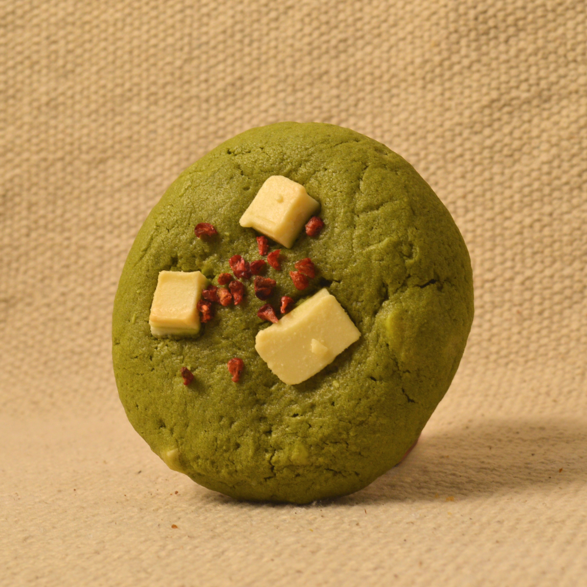 matcha cookie filled with white brigadeiro and raspberry jam