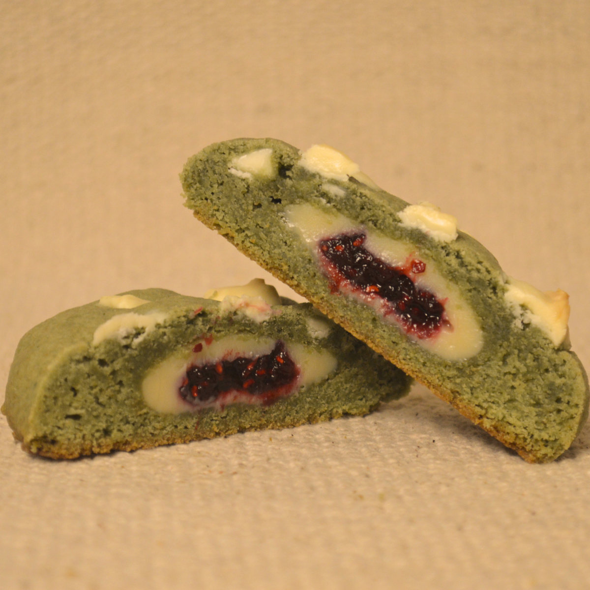 matcha cookie filled with white brigadeiro and raspberry jam